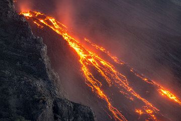 The lava becomes brighter and brighter as daylight fades. (Photo: Tom Pfeiffer)