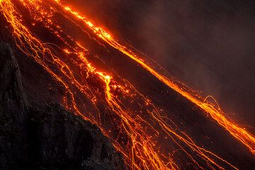 Glowing rockfalls (Photo: Tom Pfeiffer)