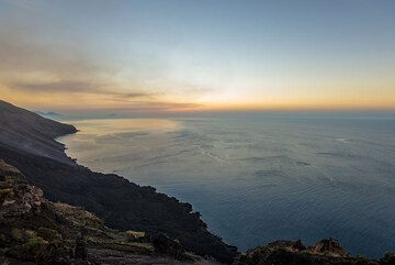 Looking down to the shore onto the dark lava delta created by the current eruption (covering the 2007 lava delta in the same place). (Photo: Tom Pfeiffer)