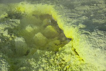 Sulfur on Vulcano (Photo: Tom Pfeiffer)