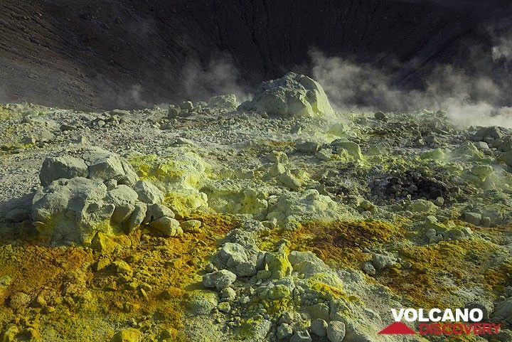 Dépôts fumeroliens (soufre et autres minéraux) et gaz s'échappant du sol autour du cratère du volcan La Fossa (en arrière-plan) sur l'île Vulcano, la plus méridionale des îles éoliennes au nord de la Sicile.
Le volcan doit son nom au dieu romain du feu, Vulcanus, ce qui suggère qu'il était très actif à cette époque. Sa dernière éruption a eu lieu entre 1888 et 1890. (Photo: Tom Pfeiffer)