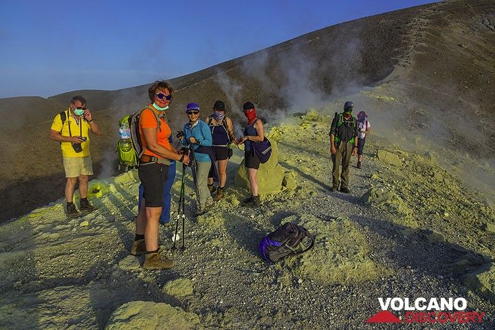 Gruppe am Kraterrand des Vulkans La Fossa (Vulcano Island) (Photo: Tom Pfeiffer)