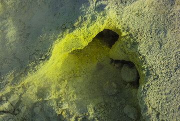 Fumarole vent (Photo: Tom Pfeiffer)