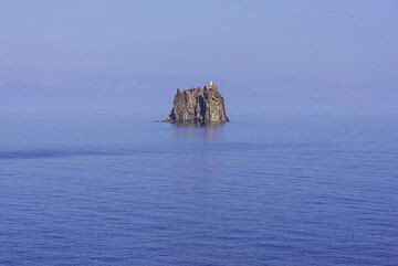 Strombolicchio island (Photo: Tom Pfeiffer)