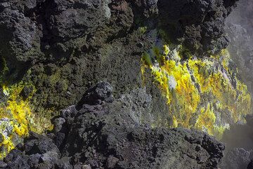 Fumarolic deposit on the May 2016 lava flow (Photo: Tom Pfeiffer)