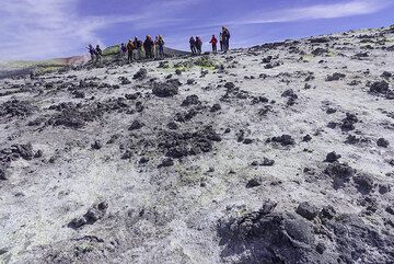 Weiße fumarolische Ablagerungen am westlichen Kraterrand von Bocca Nuova (Photo: Tom Pfeiffer)