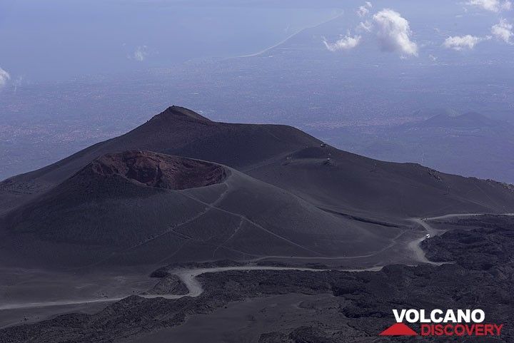 View towards the 2001 crater Cono del Lago and Montagnola (Photo: Tom Pfeiffer)