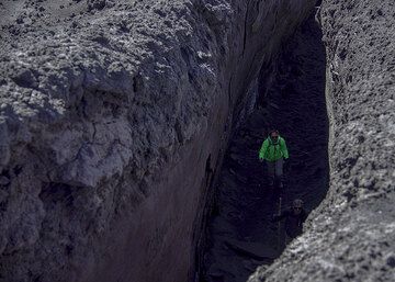 Inside a lava channel of the 2002 eruption (Photo: Tom Pfeiffer)