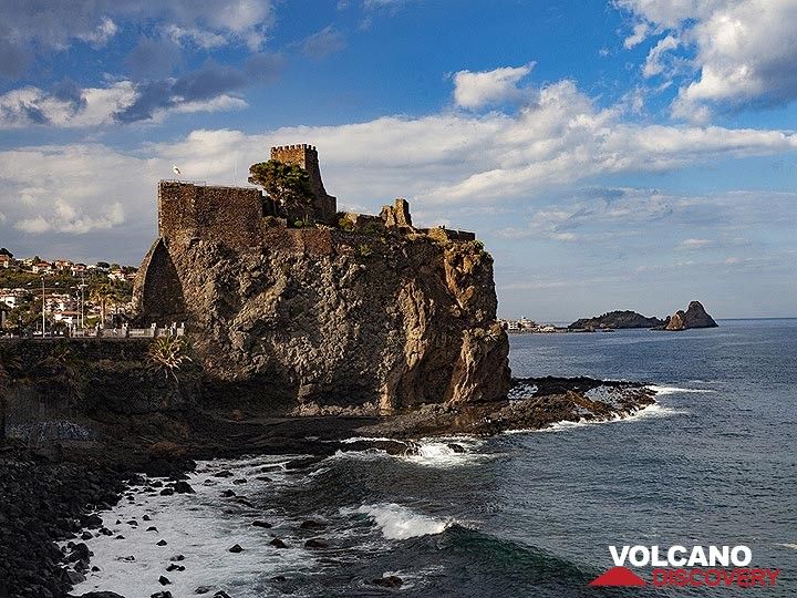 At the castle of Acicastello lava flows from the old Etna flew into the sea. (Photo: Tobias Schorr)