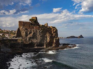 Bei der Burg von Acicastello flossen Lavaströme aus dem alten Ätna ins Meer. (Photo: Tobias Schorr)