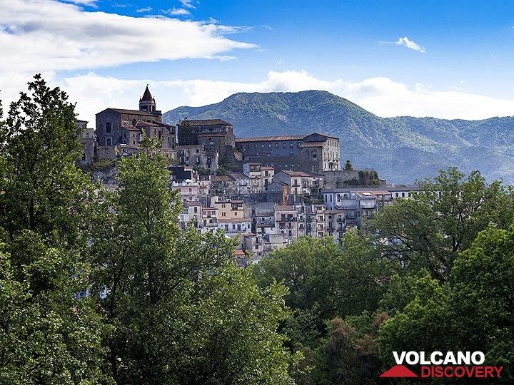 Le village de Castiglione au sommet d'une montagne en Sicile. (Photo: Tobias Schorr)