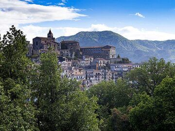 Das Dorf Castiglione auf einem Berg in Sizilien. (Photo: Tobias Schorr)