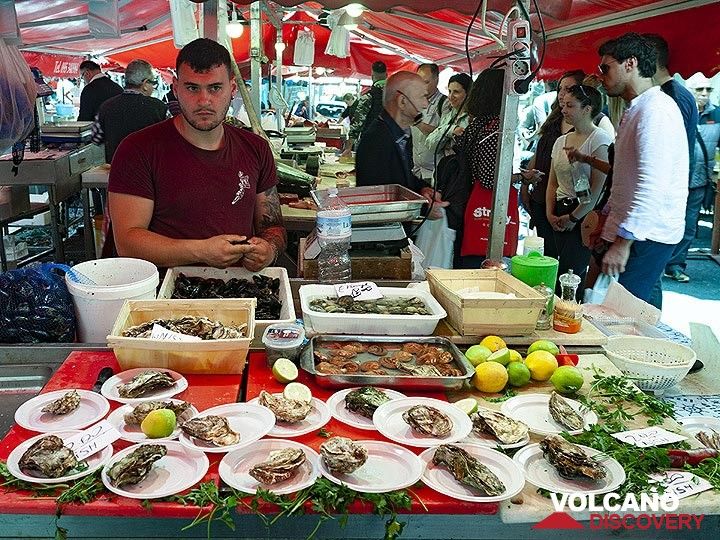 Oysters for sale at the Catania market. (Photo: Tobias Schorr)