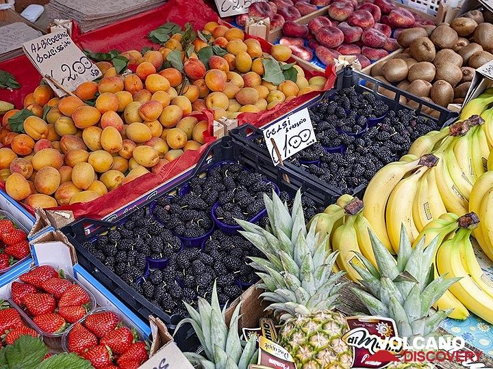 Fruit from all over Sicily in the market of Catania. (Photo: Tobias Schorr)