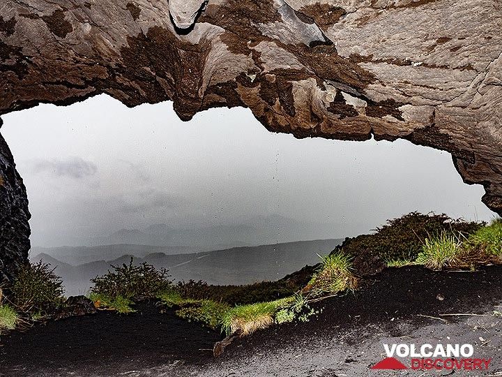 The cave of "Pythagoras" was our shelter while it was raining on Etna. (Photo: Tobias Schorr)