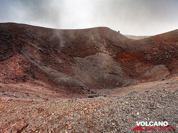 One of the craters around Etna. (Photo: Tobias Schorr)