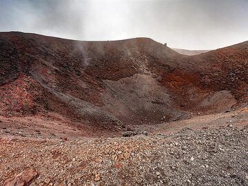 Einer der Krater rund um den Ätna. (Photo: Tobias Schorr)