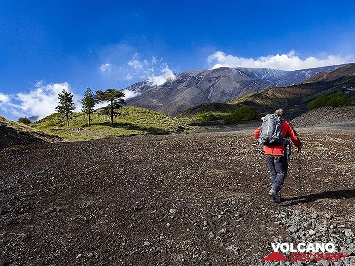 Our guide Franco in front of Etna and its lava flows. (Photo: Tobias Schorr)