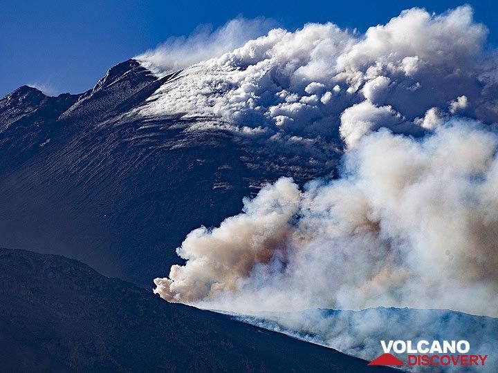 The smoking summit and the active fissure eruption in May 2019. Seen from the rim of Valle del Bove. (Photo: Tobias Schorr)