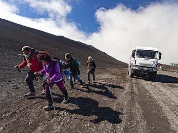The VolcanoAdventures group ascending towards the May 2019 eruption site. (Photo: Tobias Schorr)