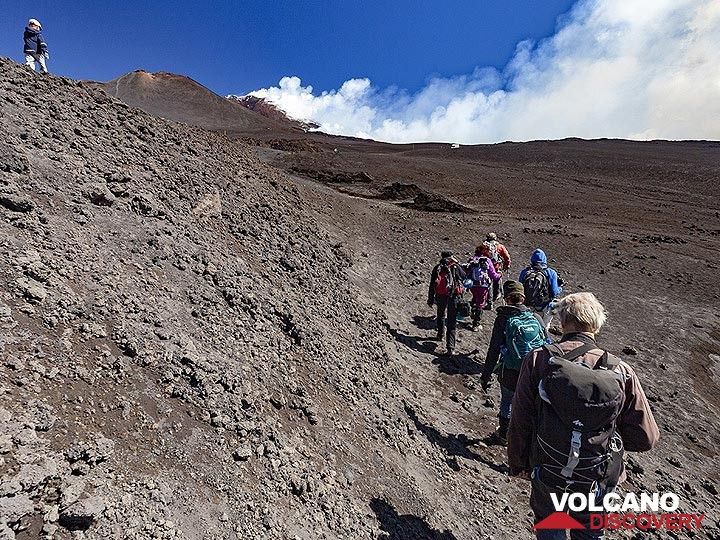 Die VolcanoAdventures-Gruppe in der Nähe der jüngsten Ausbruchsstelle des Ätna im Mai 2019. (Photo: Tobias Schorr)