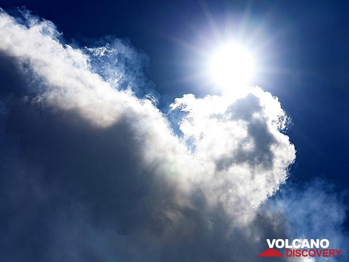 Wolken vermischen sich mit den Schwefelgasen der Eruption. (Photo: Tobias Schorr)