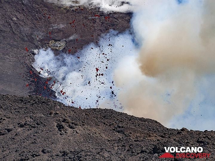 Lava pieces in the size of a table are thrown out at the May 2019 eruption. (Photo: Tobias Schorr)