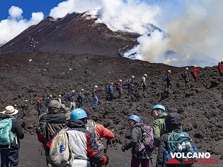 Die VolcanoAdventures-Gruppe beobachtet den Ausbruch am Ätna. (Photo: Tobias Schorr)