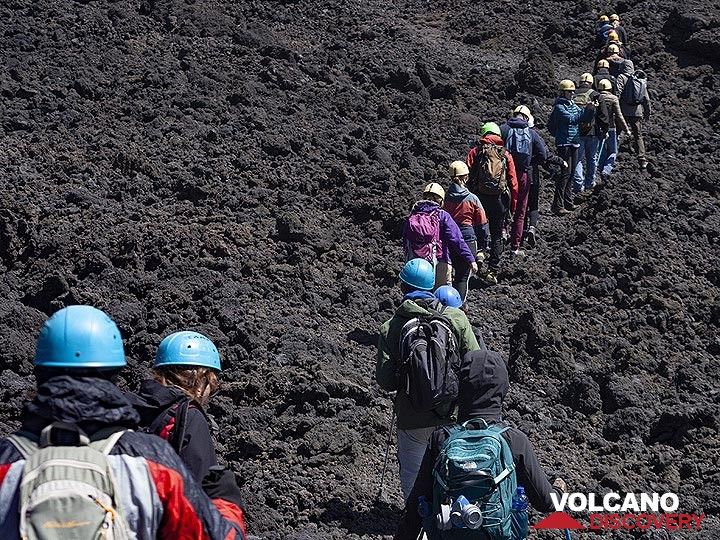 Die Besucher wandern näher an den Ausbruch des Vulkans Ätna im Mai 2019 heran. (Photo: Tobias Schorr)