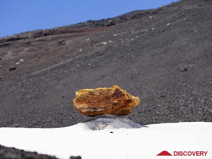 Une vieille bombe de lave sur la glace au sommet des cratères du volcan Etna. (Photo: Tobias Schorr)