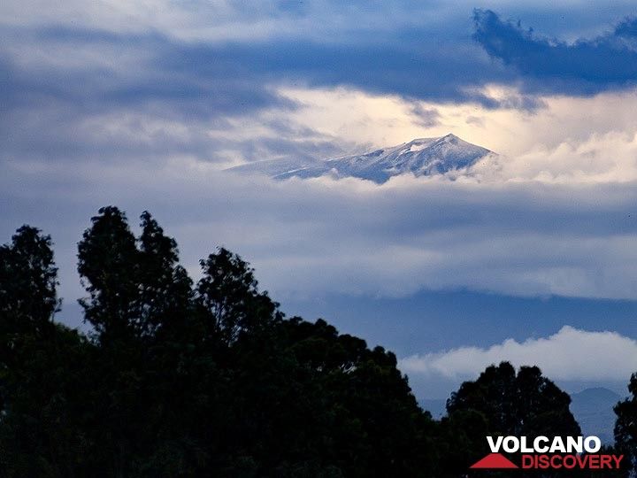 Ein Blick auf den wolkigen Ätna-Gipfel vom Flughafen Catania. (Photo: Tobias Schorr)