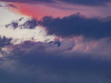 Sonnenuntergang und die Wolken über dem Gipfel des Vulkans Ätna im Mai 2019. (Photo: Tobias Schorr)