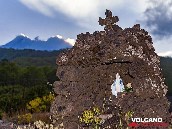Ein kleines Heiligtum und der Blick auf die Gipfelkrater des Ätna. (Photo: Tobias Schorr)
