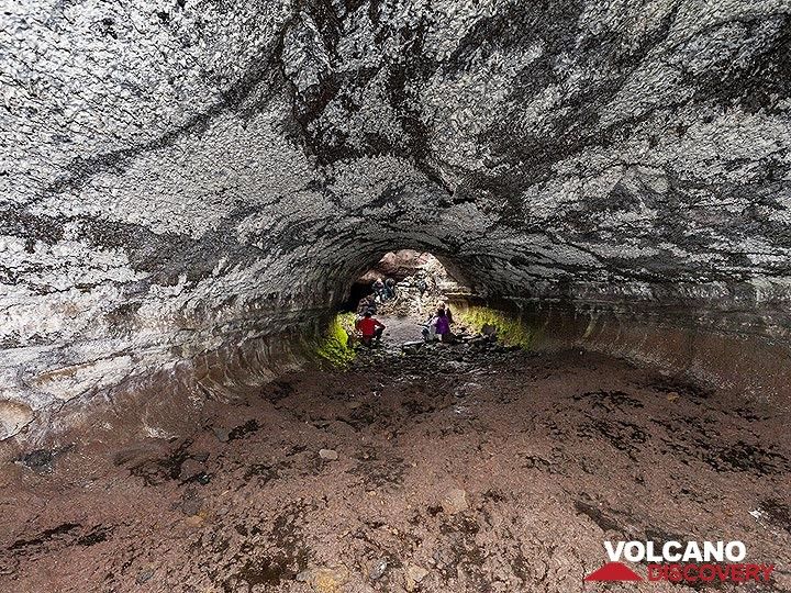 The lava cave "grotta del lampioni". (Photo: Tobias Schorr)