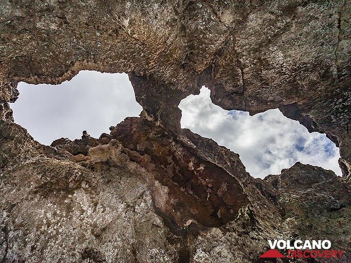Fenêtres de la grotte de lave "grotta del lampioni". (Photo: Tobias Schorr)