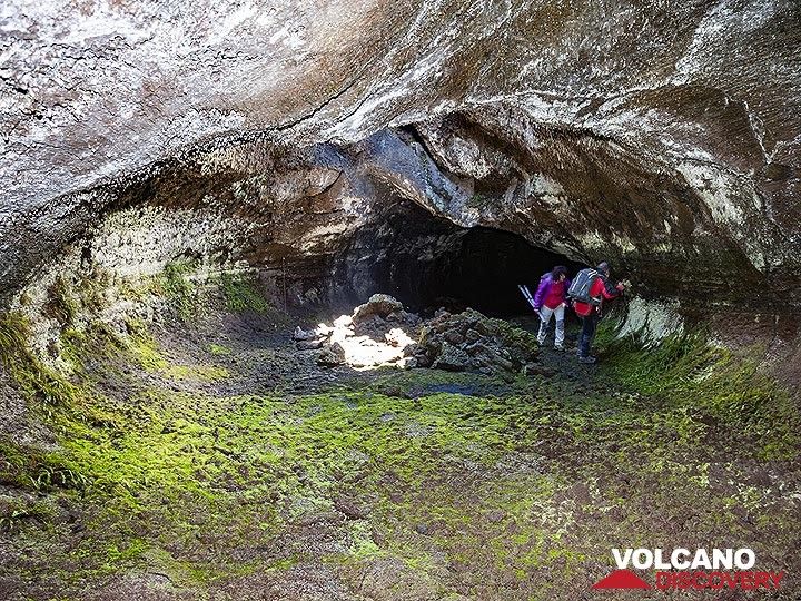 Le groupe VolcanoAdventures dans la grotte des lampions. (Photo: Tobias Schorr)