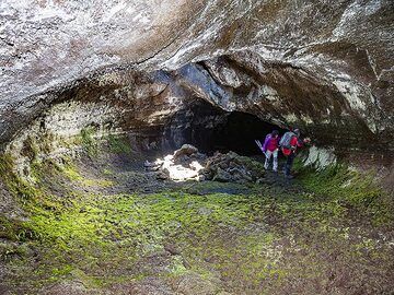 Le groupe VolcanoAdventures dans la grotte des lampions. (Photo: Tobias Schorr)