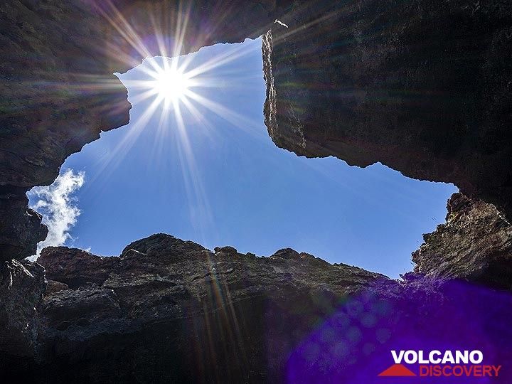 Die Sonne in der Lavahöhle „grotta del lampioni“. (Photo: Tobias Schorr)