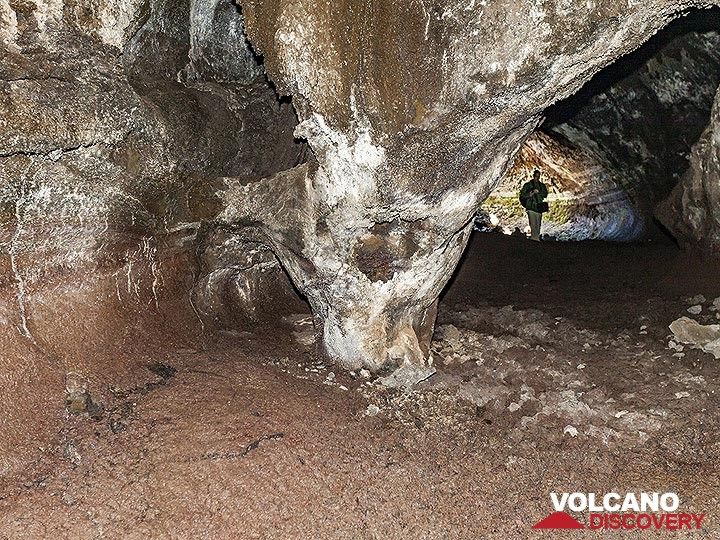 A lavafall in the cave "grotta lampioni". (Photo: Tobias Schorr)
