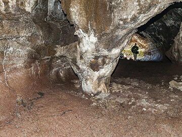 A lavafall in the cave "grotta lampioni". (Photo: Tobias Schorr)