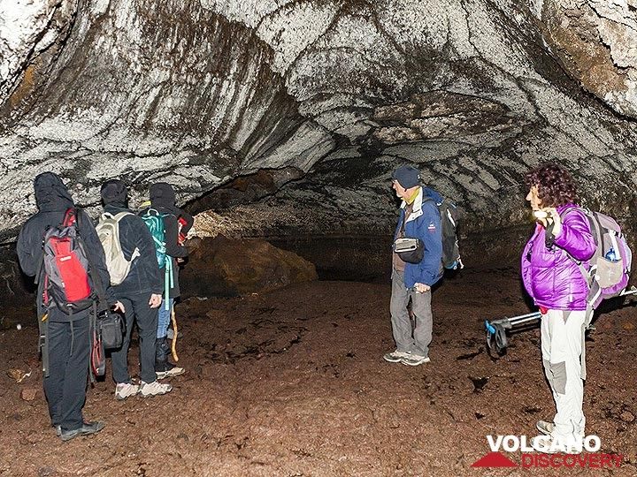 L'immense grotte de lave "grotta del lampioni" et le groupe VolcanoAdventures de mai 2019. (Photo: Tobias Schorr)