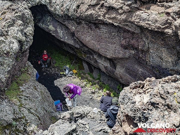 Le groupe à l'entrée de la grotte de lave "grotta del lampioni" (Photo: Tobias Schorr)