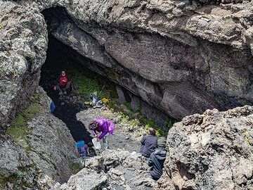 The group in the entrance of the lava cave "grotta del lampioni" (Photo: Tobias Schorr)