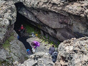 Die Gruppe am Eingang der Lavahöhle „grotta del lampioni“ (Photo: Tobias Schorr)