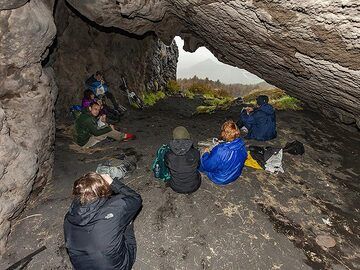 Wir fanden einen Unterschlupf in der Pythagoras-Höhle, während es auf dem Vulkan Ätna einen heftigen Regensturm gab. (Photo: Tobias Schorr)