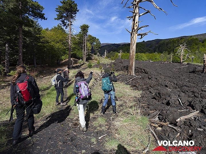 Le groupe VolcanoAdventures près d'une jeune coulée de lave du volcan Etna. (Photo: Tobias Schorr)