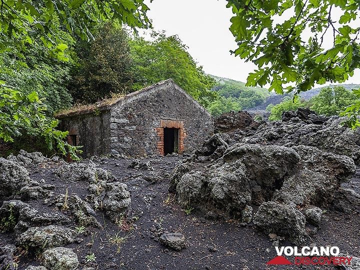 Eine Hütte, die von der Lava des Vulkans Ätna fast überschwemmt wurde. (Photo: Tobias Schorr)