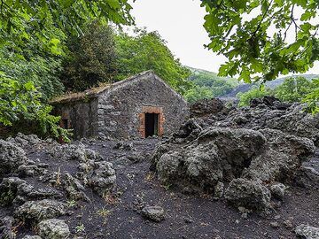 A hut that was nearly overflown by the lava of Etna volcano. (Photo: Tobias Schorr)