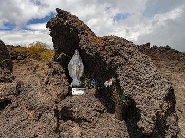Un sanctuaire dans les champs de lave du volcan Etna. (Photo: Tobias Schorr)