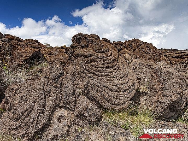 Lave en corde dans les anciennes coulées de lave du volcan Etna. (Photo: Tobias Schorr)